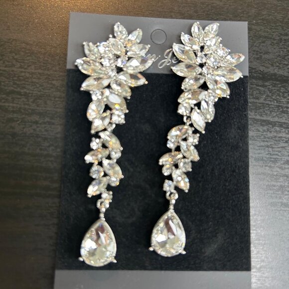 Vintage Inspired Rhinestone Statement Chandelier Clip-on Earrings - Picture 2 of 2